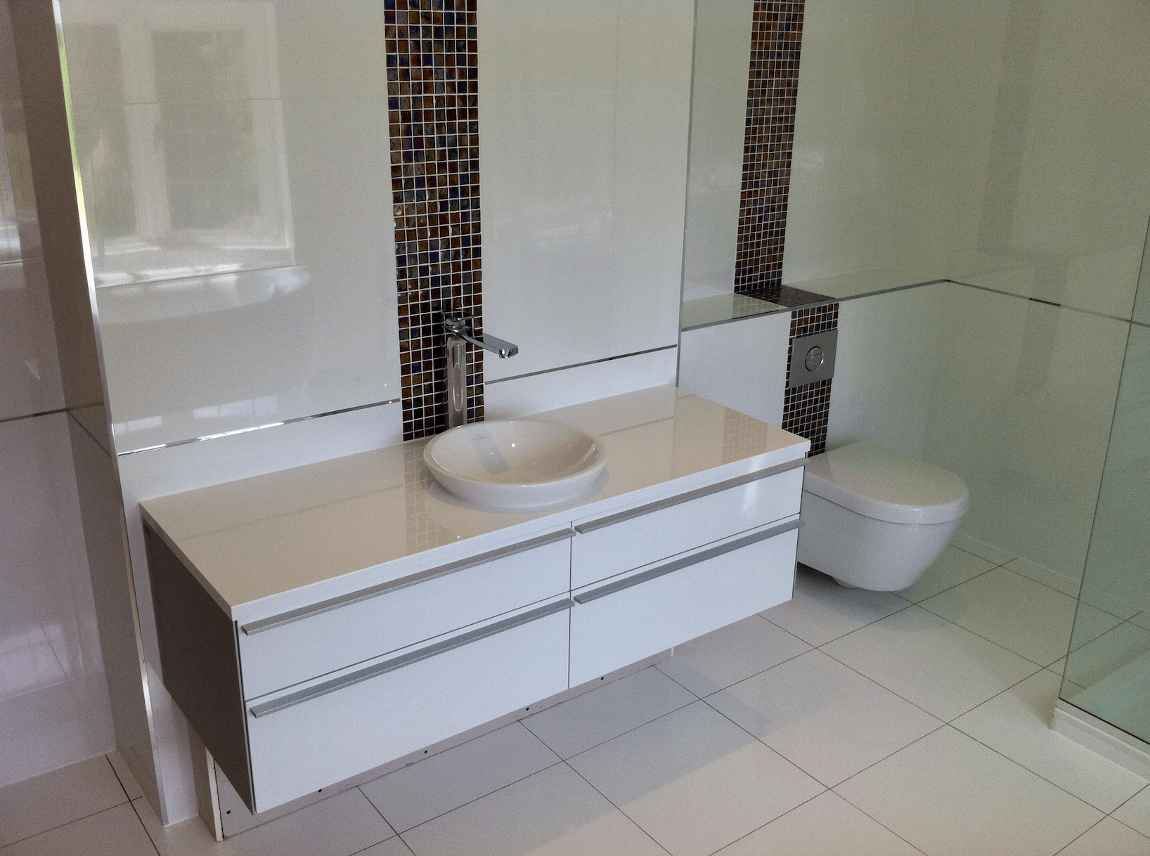 We love this feature panel on this bathroom, middle strip of mosaic tiles.